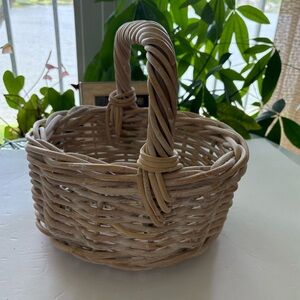 Sturdy Basket Round Tan Solid Spiral Woven Accent